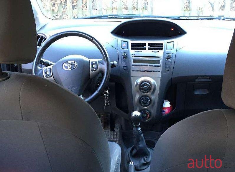 2009' Toyota Yaris photo #1