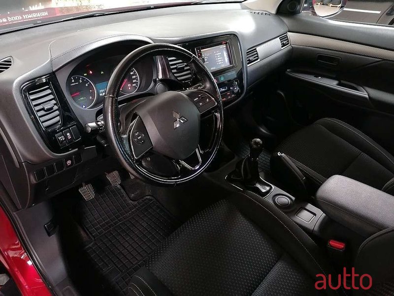 2016' Mitsubishi Outlander photo #5