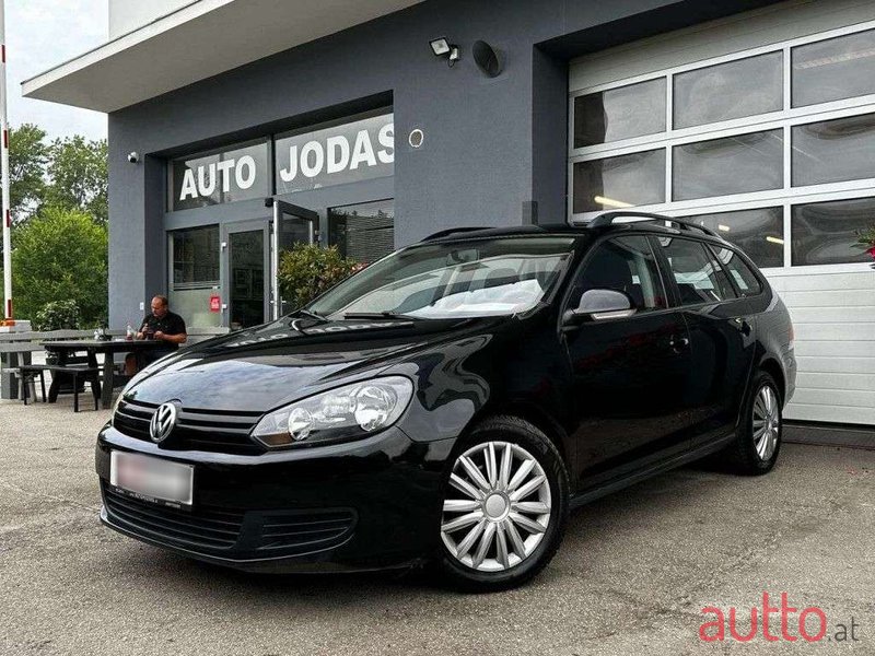 2011' Volkswagen Golf photo #1