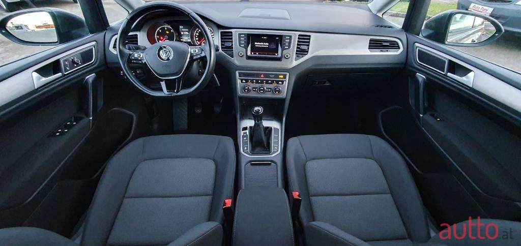 2015' Volkswagen Golf photo #5