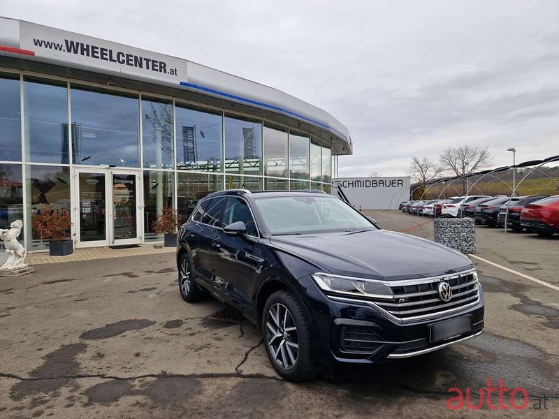 2019' Volkswagen Touareg photo #2