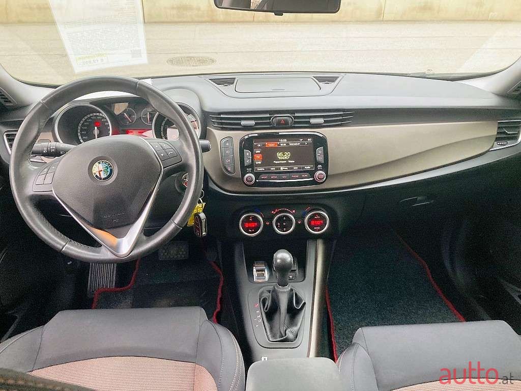 2014' Alfa Romeo Giulietta photo #5