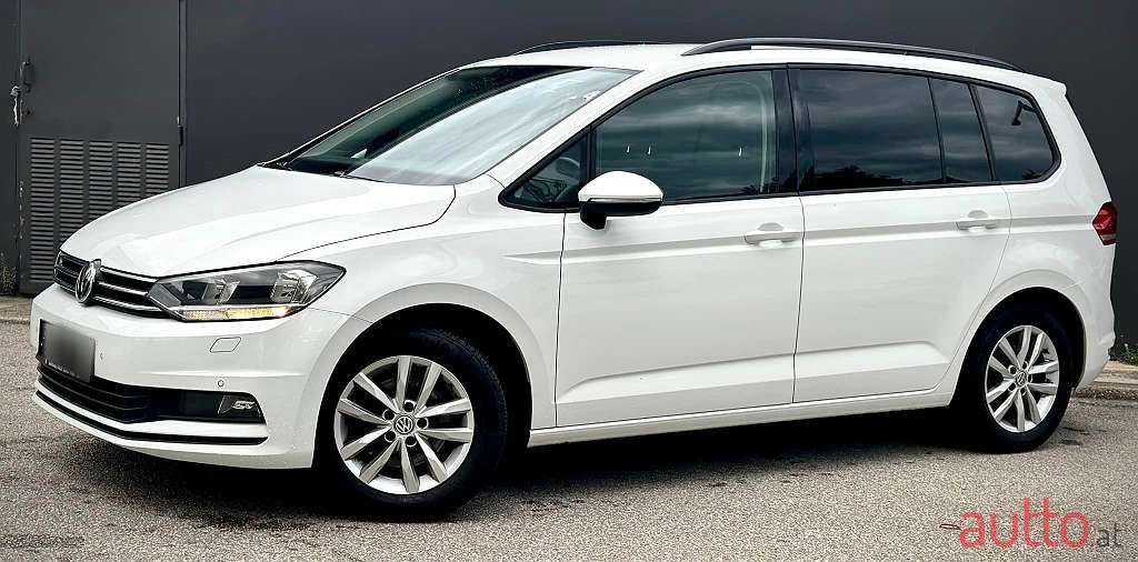 2018' Volkswagen Touran photo #2