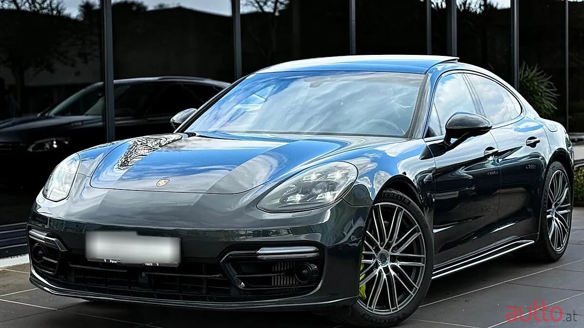2018' Porsche Panamera photo #1