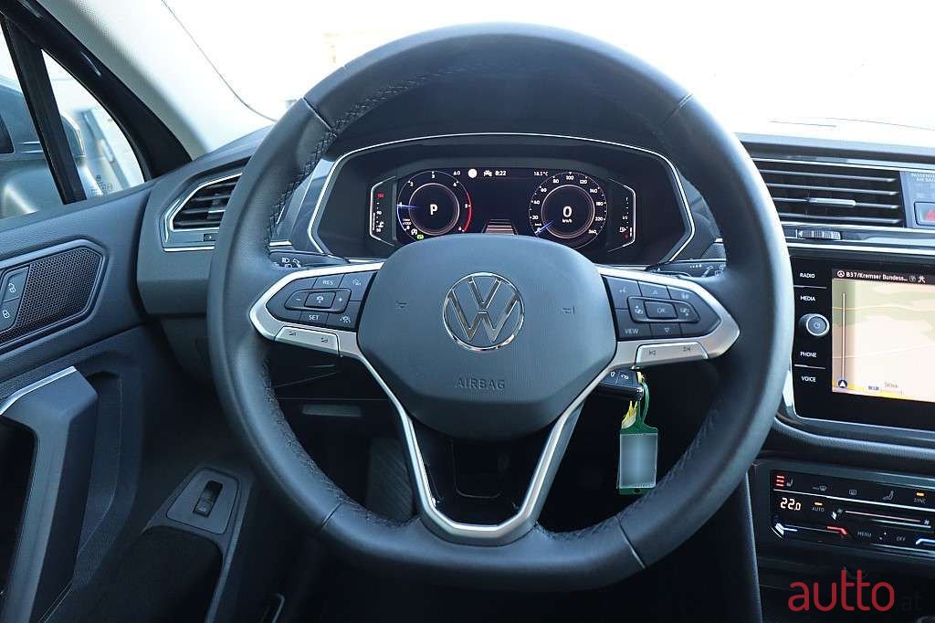 2022' Volkswagen Tiguan photo #5