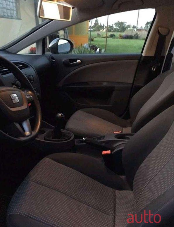 2010' SEAT Leon photo #2