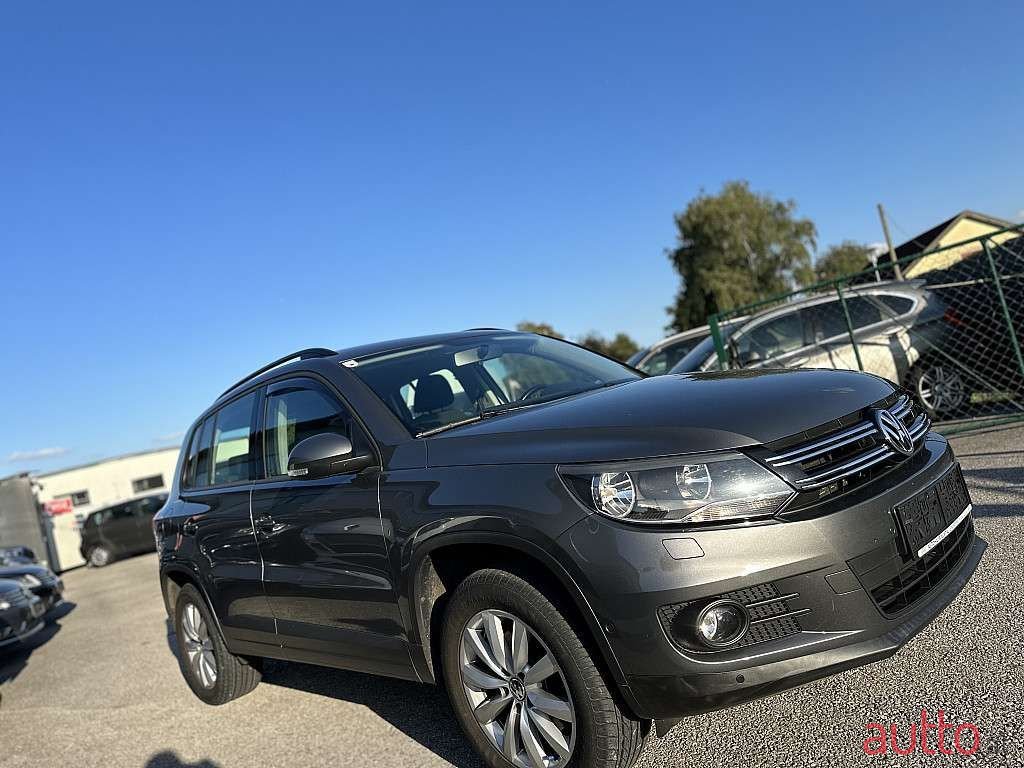 2011' Volkswagen Tiguan photo #2