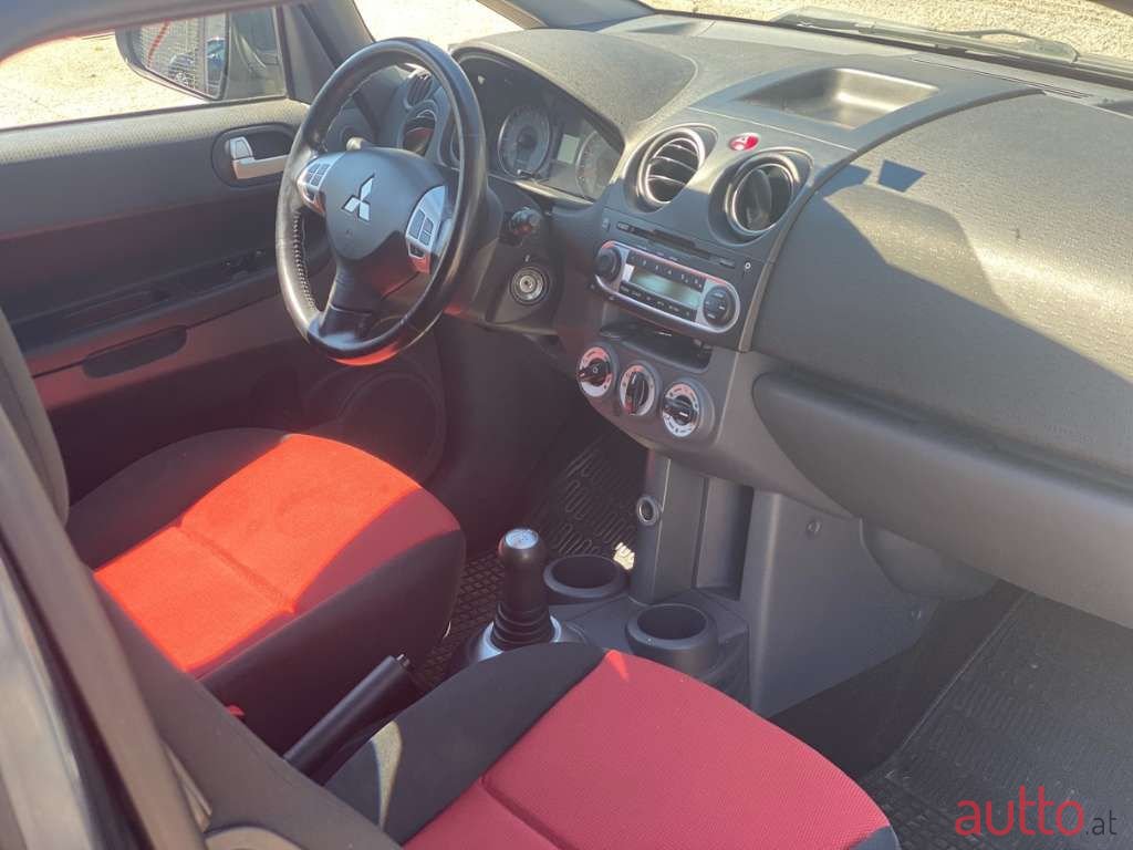 2009' Mitsubishi Colt photo #4