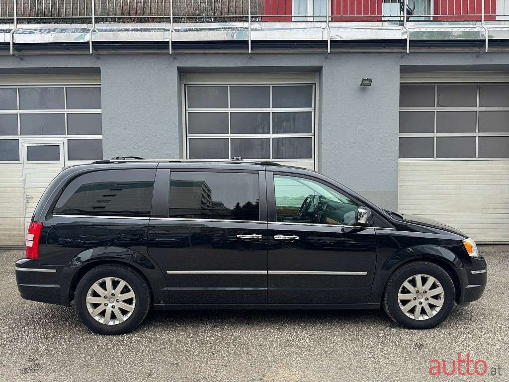 2009' Chrysler Voyager photo #3