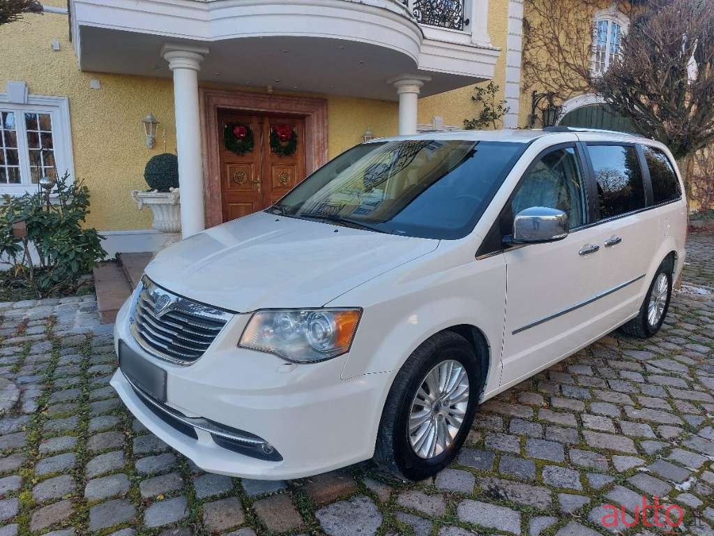 2013' Lancia Voyager photo #2