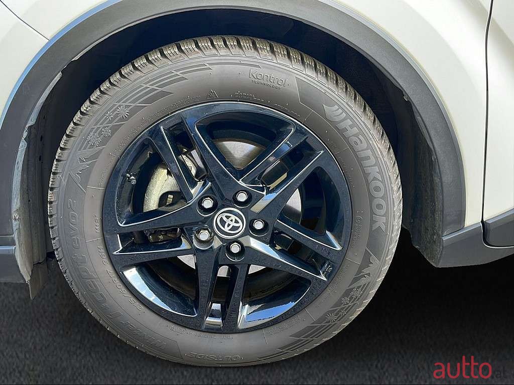 2020' Toyota C-HR photo #4