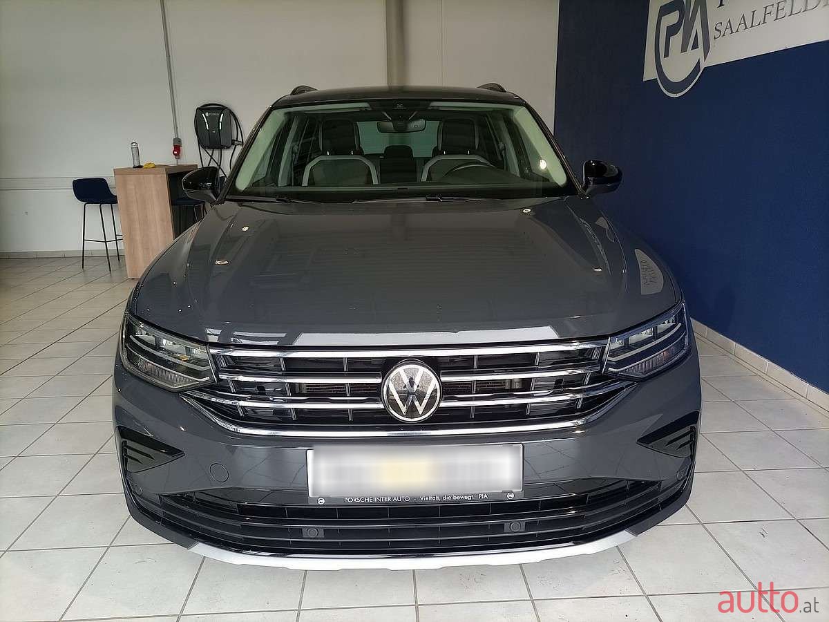 2022' Volkswagen Tiguan photo #2