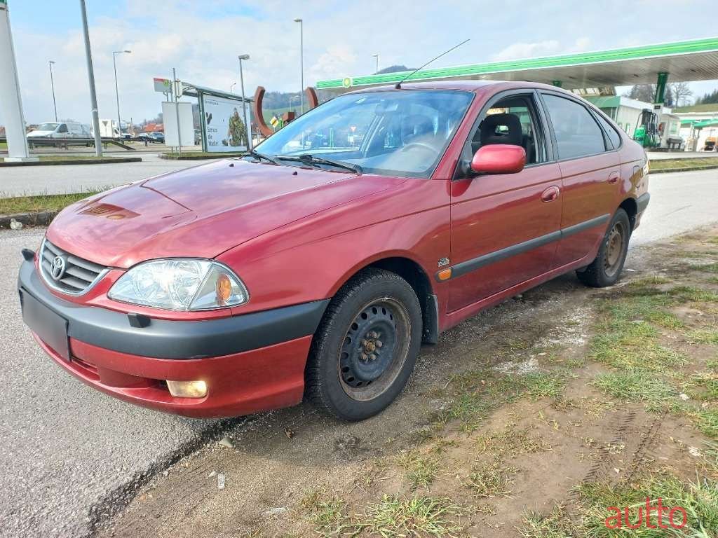 2001' Toyota Avensis photo #2