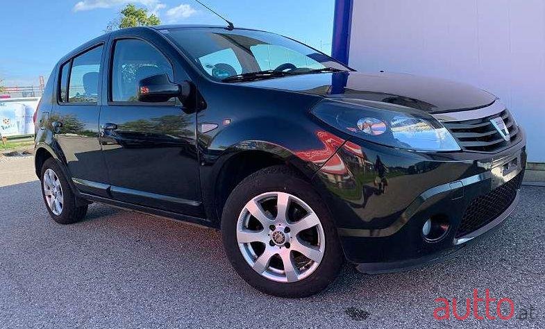 2012' Dacia Sandero photo #1