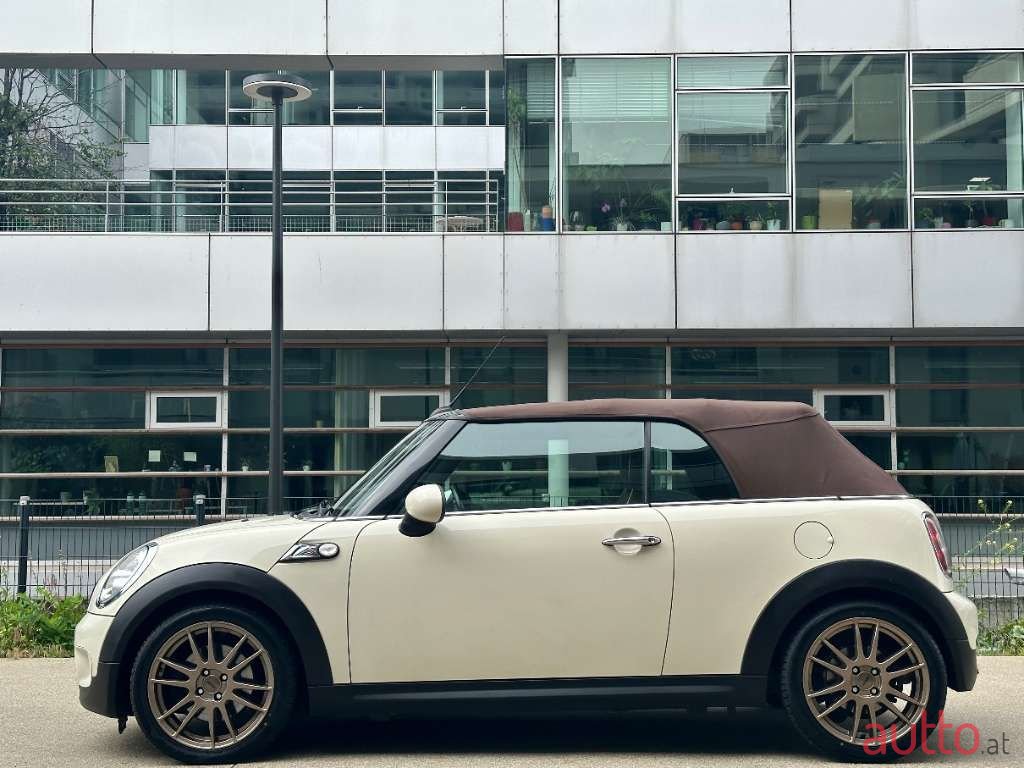 2010' MINI Cabrio photo #6