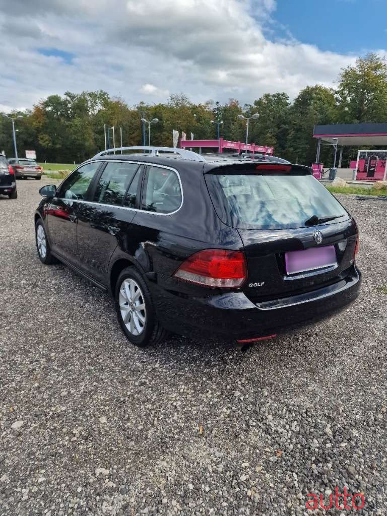 2009' Volkswagen Golf photo #5