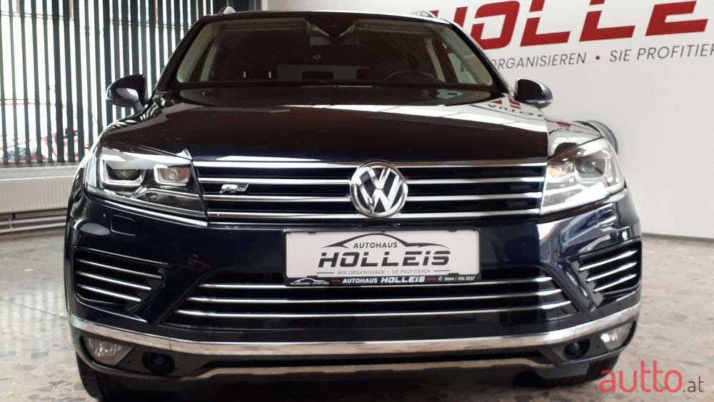 2015' Volkswagen Touareg photo #2