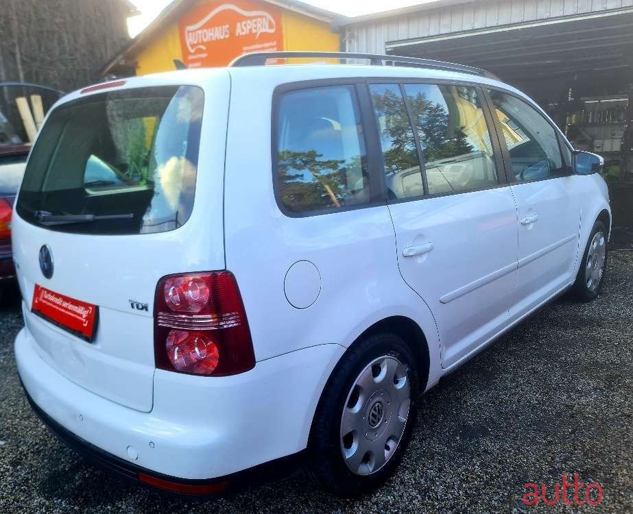 2009' Volkswagen Touran photo #3