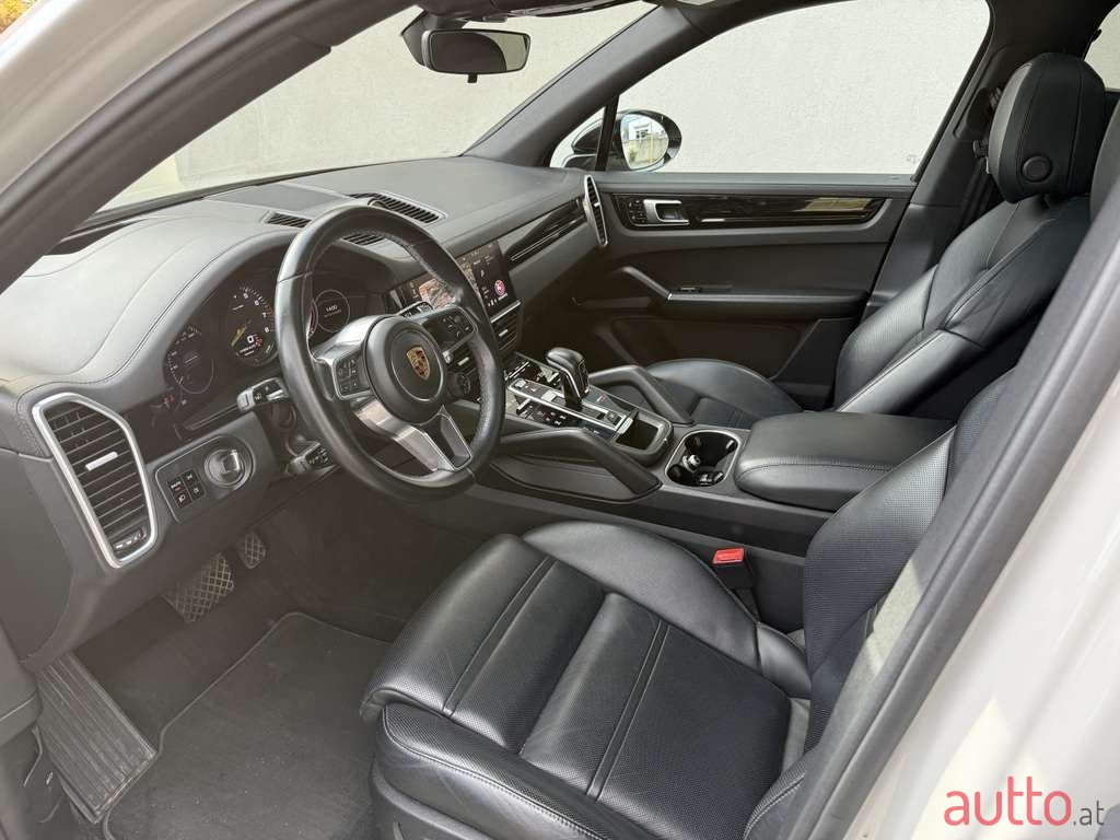 2021' Porsche Cayenne photo #3