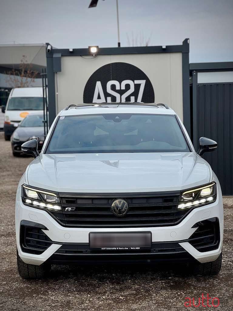 2019' Volkswagen Touareg photo #6