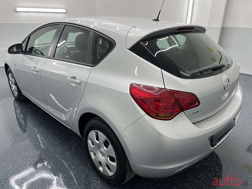 2010' Opel Astra photo #3