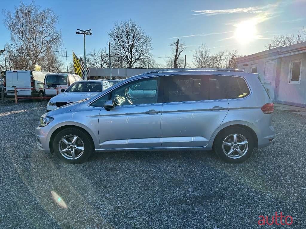 2018' Volkswagen Touran photo #3