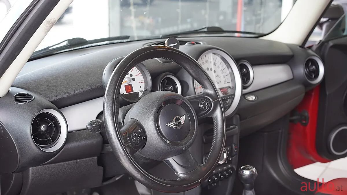2012' MINI Cooper photo #5