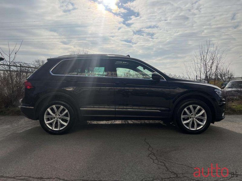 2016' Volkswagen Tiguan photo #2