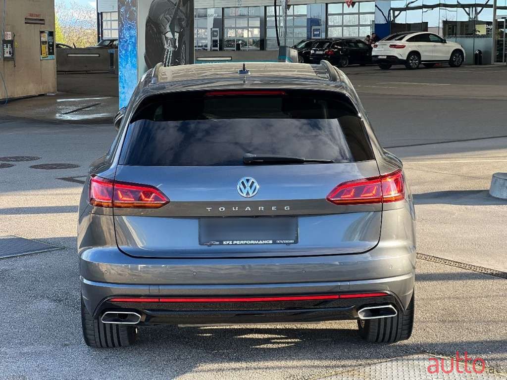 2019' Volkswagen Touareg photo #5