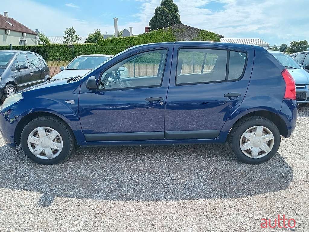 2009' Dacia Sandero photo #4