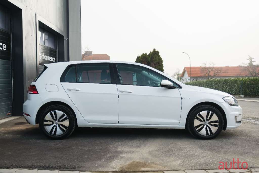 2017' Volkswagen Golf photo #6