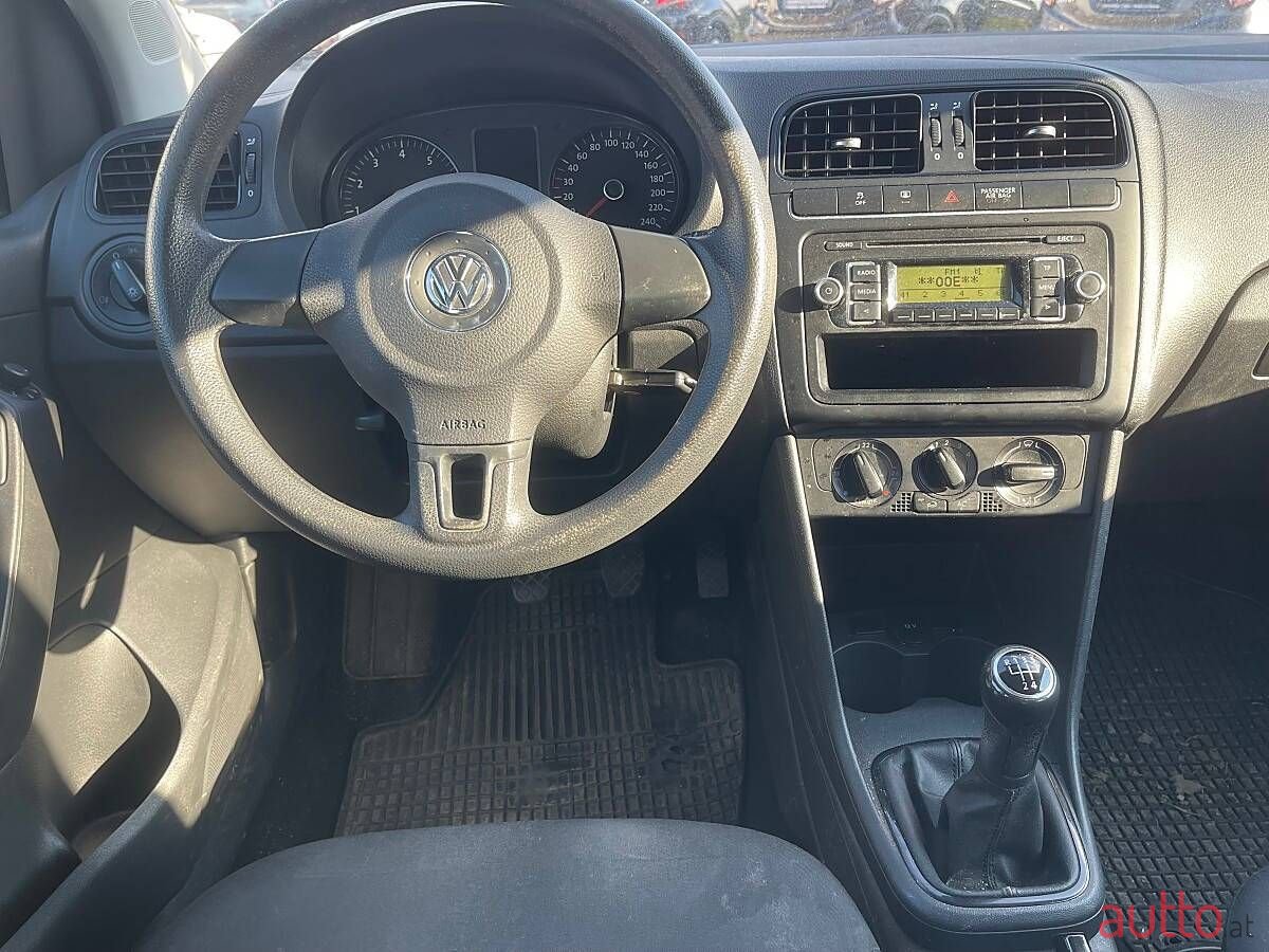 2009' Volkswagen Polo photo #6