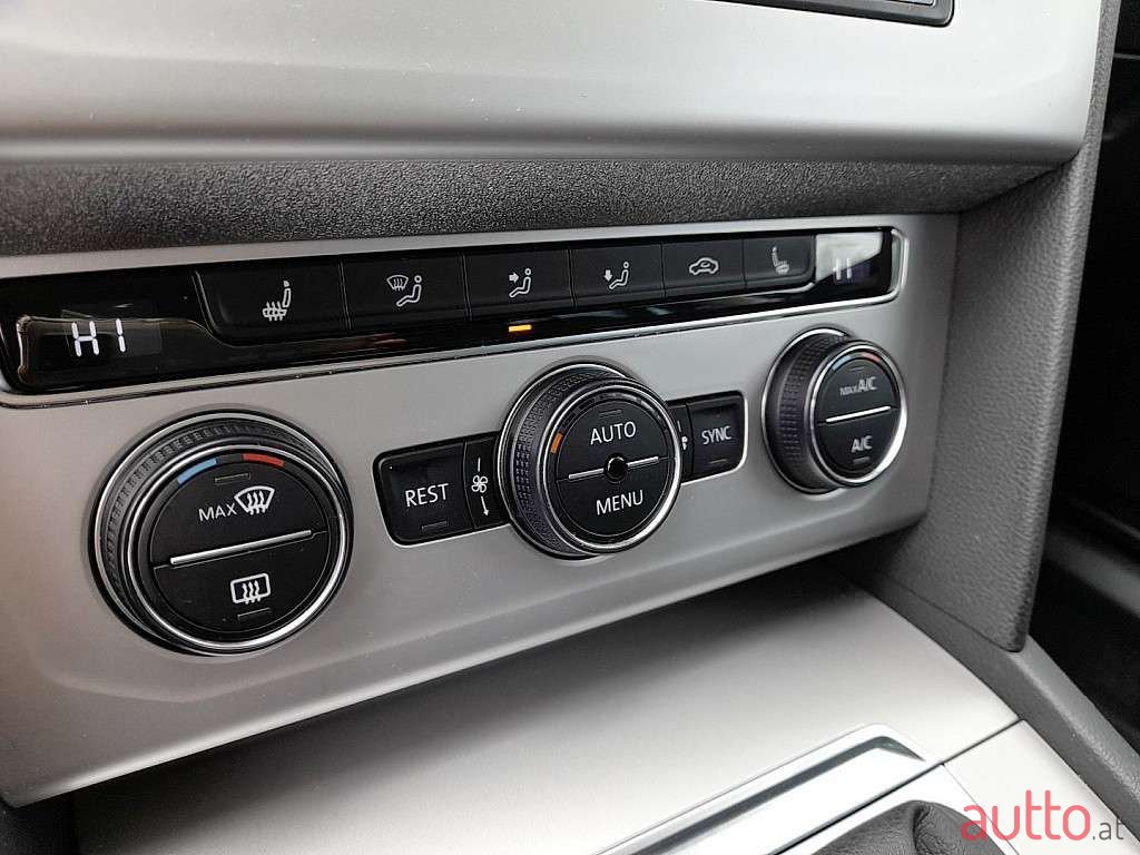 2017' Volkswagen Passat photo #4