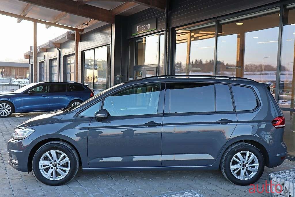 2022' Volkswagen Touran photo #2