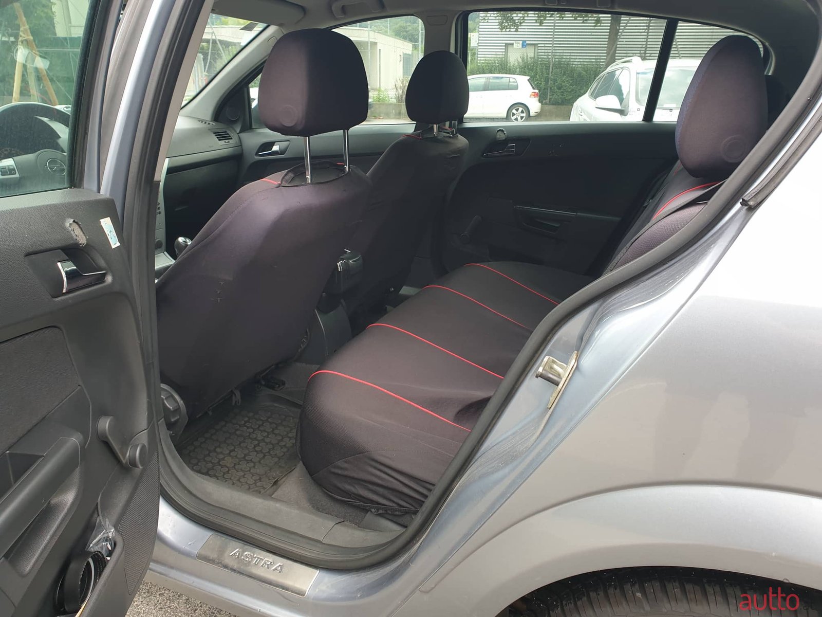 2011' Opel Astra H photo #7