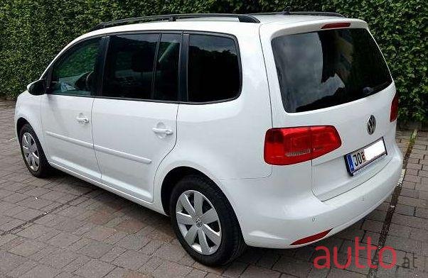 2011' Volkswagen Touran photo #4