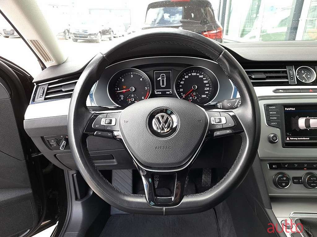 2017' Volkswagen Passat photo #5