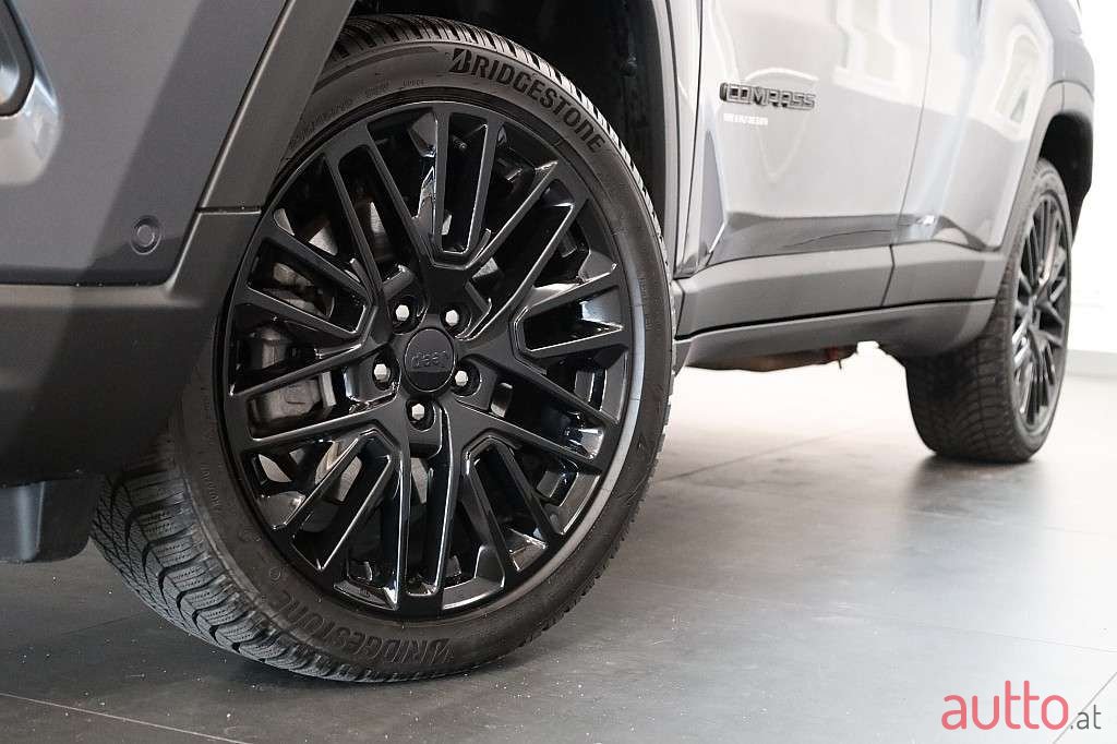 2023' Jeep Compass photo #3