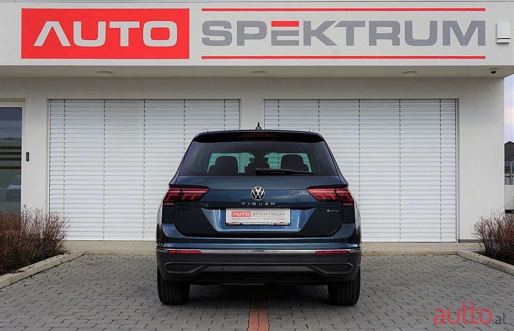 2020' Volkswagen Tiguan photo #4