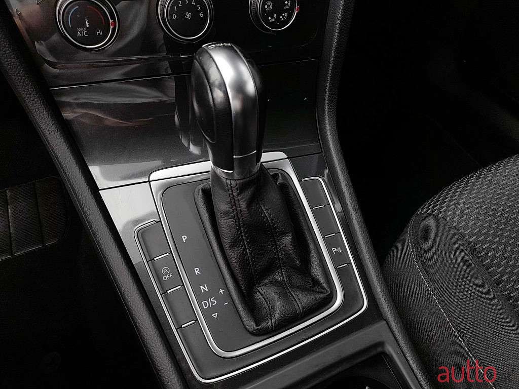 2019' Volkswagen Golf photo #5