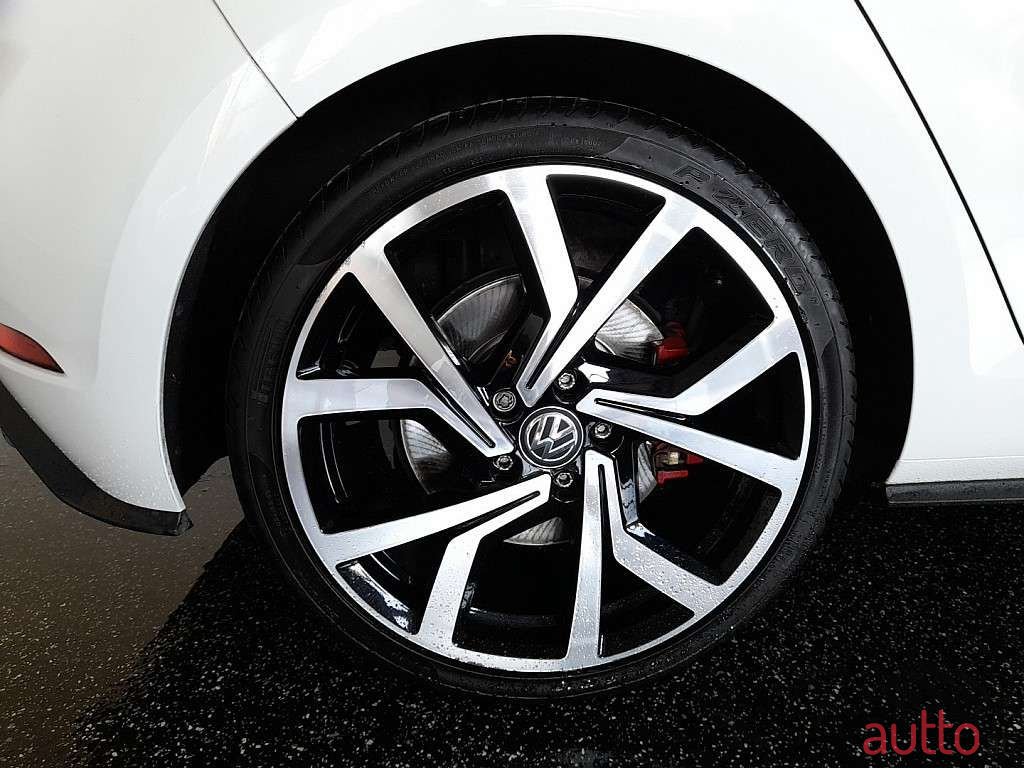 2019' Volkswagen Golf photo #3