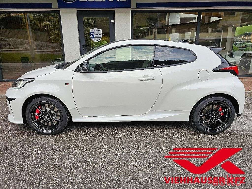 2024' Toyota Yaris photo #2