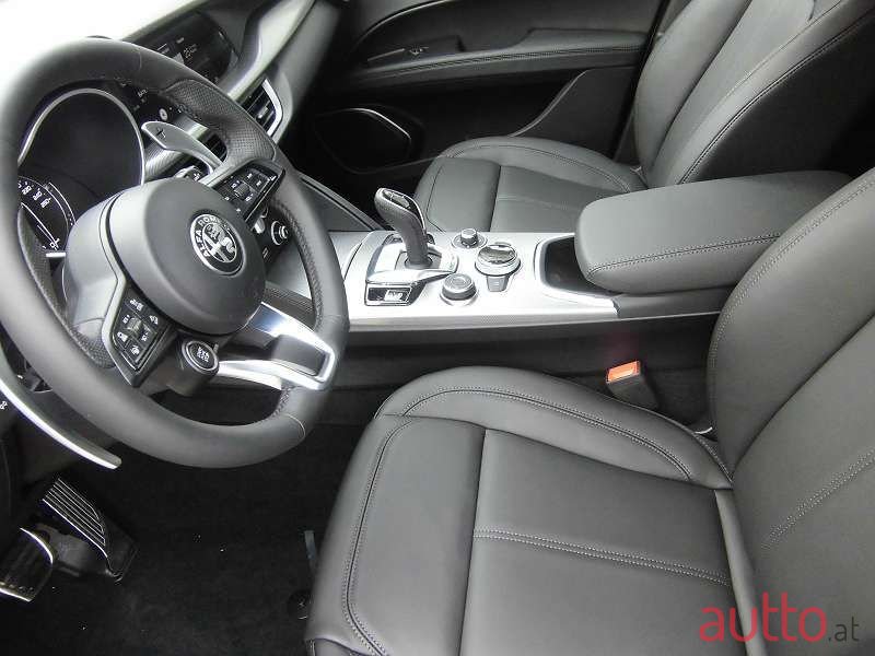 2020' Alfa Romeo Stelvio photo #5