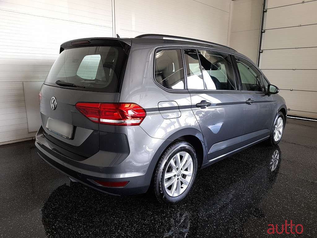 2019' Volkswagen Touran photo #1