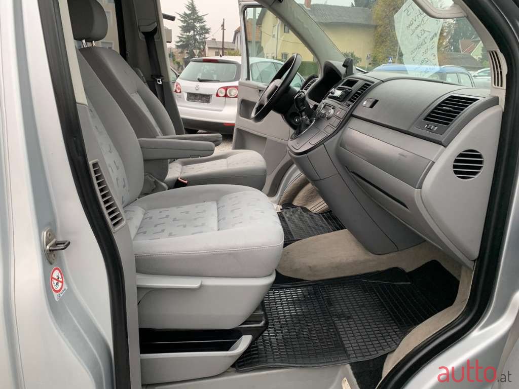 2005' Volkswagen Multivan photo #6