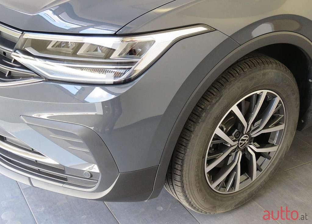 2022' Volkswagen Tiguan photo #2