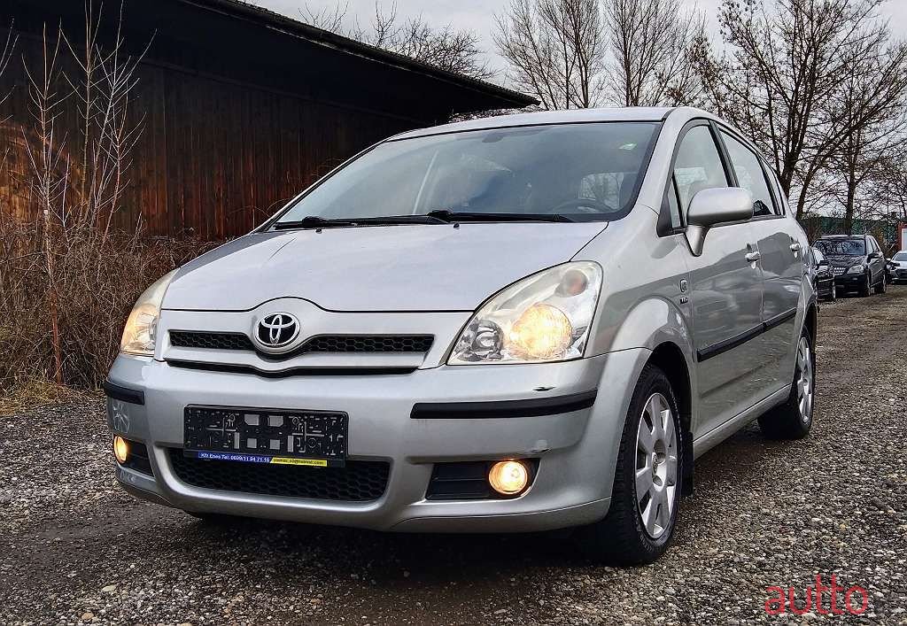 2005' Toyota Corolla Verso photo #1
