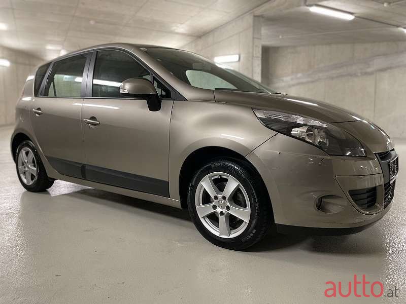 2011' Renault Scenic photo #2