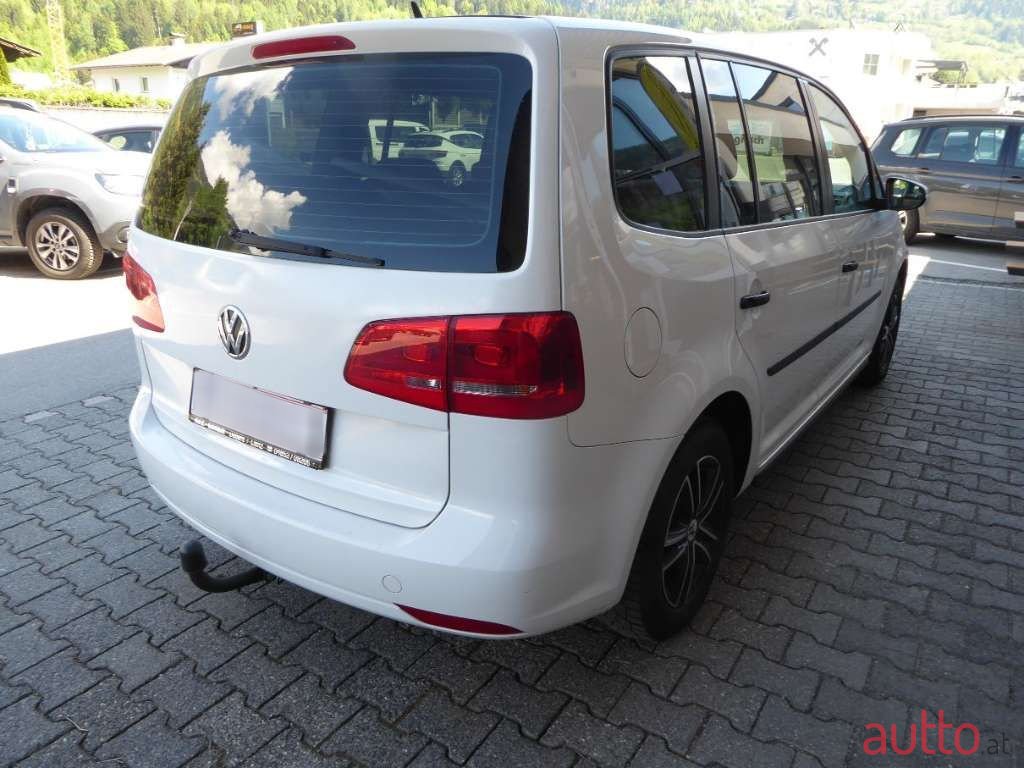 2011' Volkswagen Touran photo #4