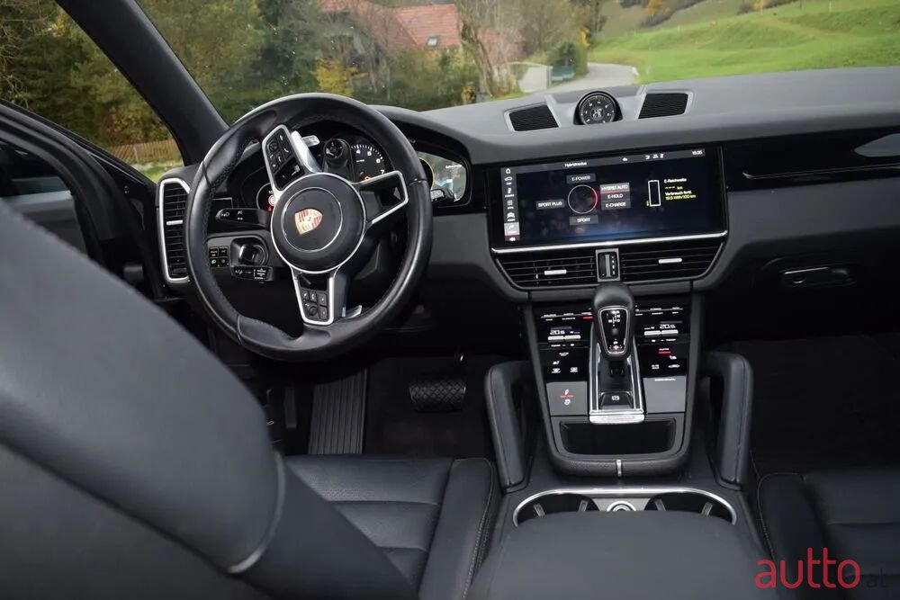 2021' Porsche Cayenne photo #5